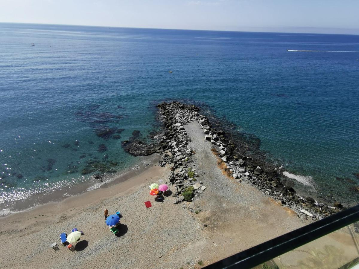 La Perla: apartamento los pies en el agua Benalmádena Exterior foto