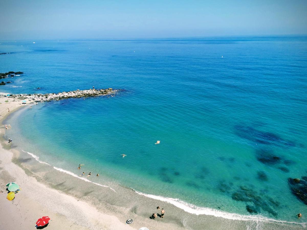 La Perla: apartamento los pies en el agua Benalmádena Exterior foto